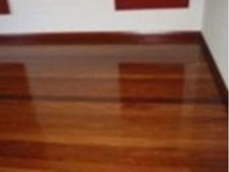 Aplicacao de Verniz na Vila Regente Feijó